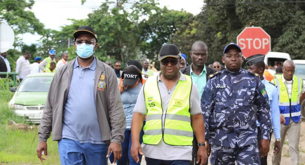 Adrien Nguema Mba, Délégué spécial chargé de la gestion de la commune, constate les dégâts et identifie les causes des inondations.