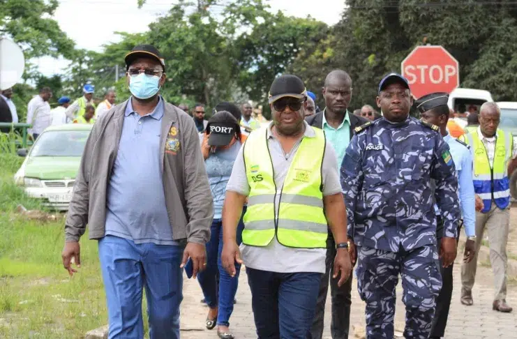 Adrien Nguema Mba, Délégué spécial chargé de la gestion de la commune, constate les dégâts et identifie les causes des inondations.
