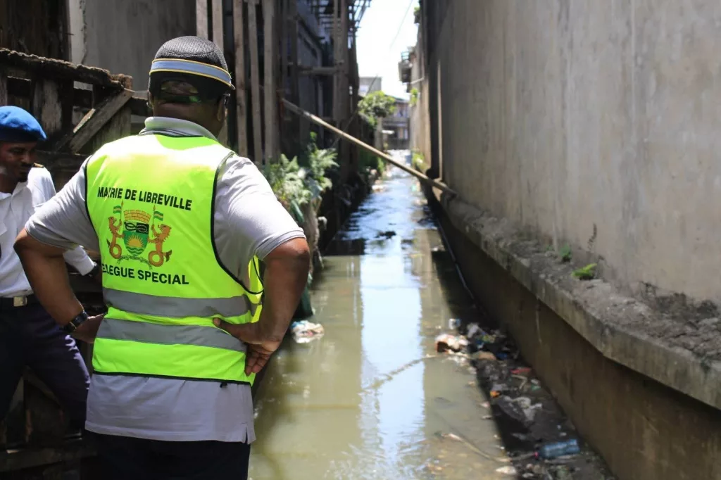 Mont-Bouët sous les eaux : la Mairie réagit et pointe du doigt l’incivisme 1 La Mairie de Libreville rappelle aux citoyens que le civisme et la responsabilité collective sont essentiels pour prévenir les inondations.