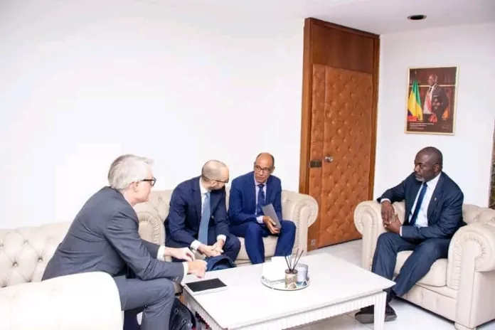 Le ministre des Mines et des ressources géologiques, Gilles Nembe, en séance de travail avec les responsables du groupe Eramet sur l’avancement du projet de transformation locale du manganèse.