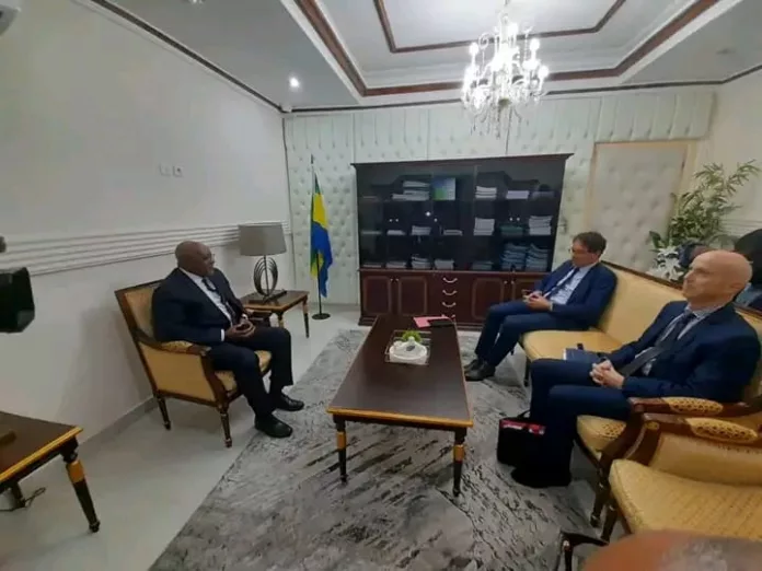 Le ministre de la Justice, dr. Séraphin Akure-Davain, et l’ambassadeur de France, S.E. Fabrice Mauries, lors de leur rencontre consacrée au renforcement de la coopération judiciaire et à la promotion des dro