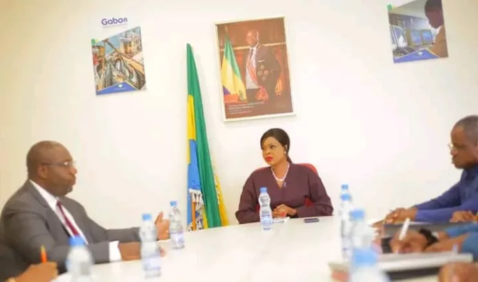 La ministre de l’Entrepreneuriat, du commerce et des PME-PMI, Gninga Chaning Zenaba, recevant la délégation du Guichet unique du commerce extérieur de Côte d’Ivoire (Guce.Ci) pour un échange sur la digitalisation et la modernisation des procédures administratives au Gabon.