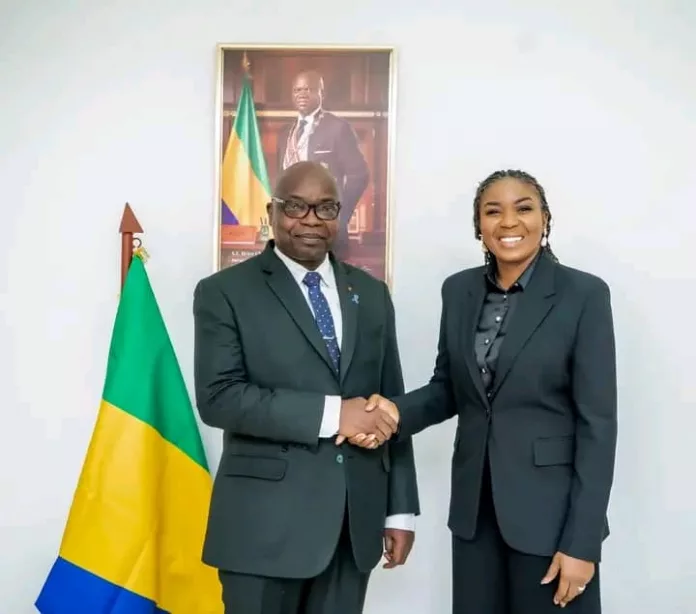 Zora Kassa Epse Nzigou saluant le ministre du Logement suite à leur entretien sur la construction de nouveaux campus étudiants.