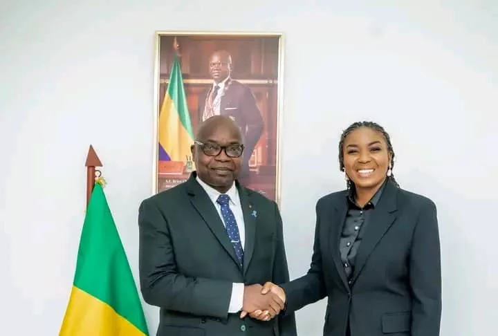 Zora Kassa Epse Nzigou saluant le ministre du Logement suite à leur entretien sur la construction de nouveaux campus étudiants.