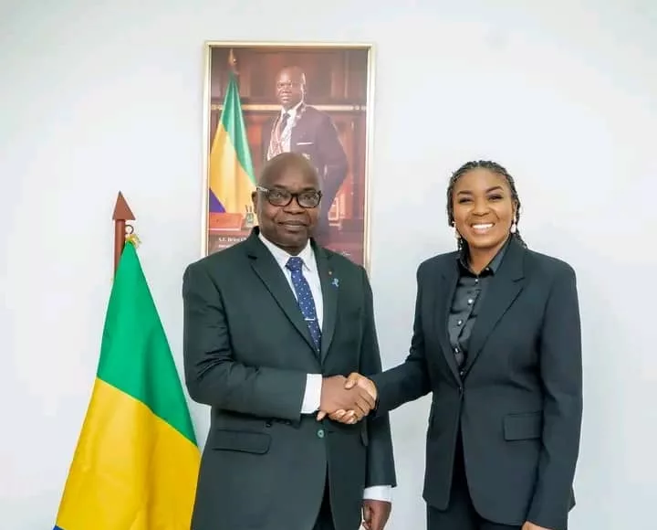 Zora Kassa Epse Nzigou saluant le ministre du Logement suite à leur entretien sur la construction de nouveaux campus étudiants.