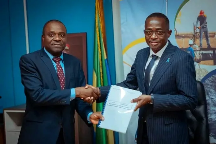 Le ministre du Pétrole et du gaz, Sosthène Nguema Nguema, présente les nouveaux codes du pétrole et du gaz, marquant une étape clé dans la modernisation du secteur énergétique gabonais.