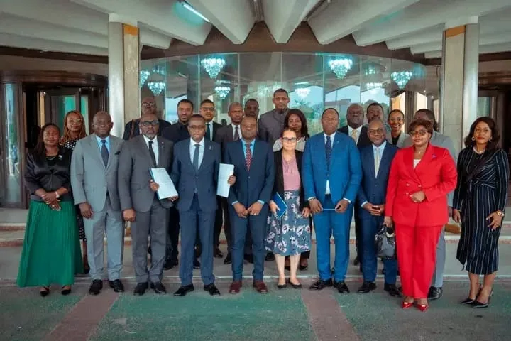 Hydrocarbures : Le Gabon lance une double réforme légale pour doper l'attractivité du secteur 1 Photo de famille à la suite de la réception officielle des nouveaux codes du pétrole et du gaz.