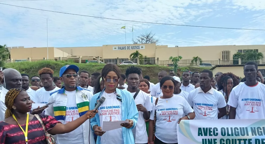 La Société civile gabonaise lors de leur déclaration de presse ce vendredi 07 novembre devant le palais de la Justice.