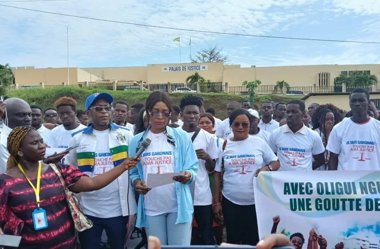 La Société civile gabonaise lors de leur déclaration de presse ce vendredi 07 novembre devant le palais de la Justice.