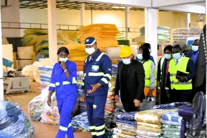 Patrick Isaac Barbera, ministre du Travail, visite Mousse industrie pour évaluer les conditions de travail et de sécurité.