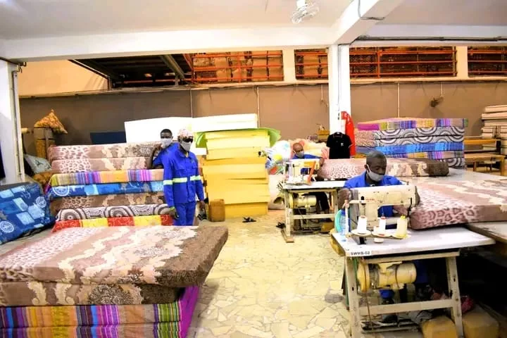 Travail et sécurité : le ministre Patrick Isaac Barbera en visite à Mousse industrie 1 Sur le terrain, les employés de Mousse industrie poursuivent leurs tâches pendant l’évaluation du site par le ministre.