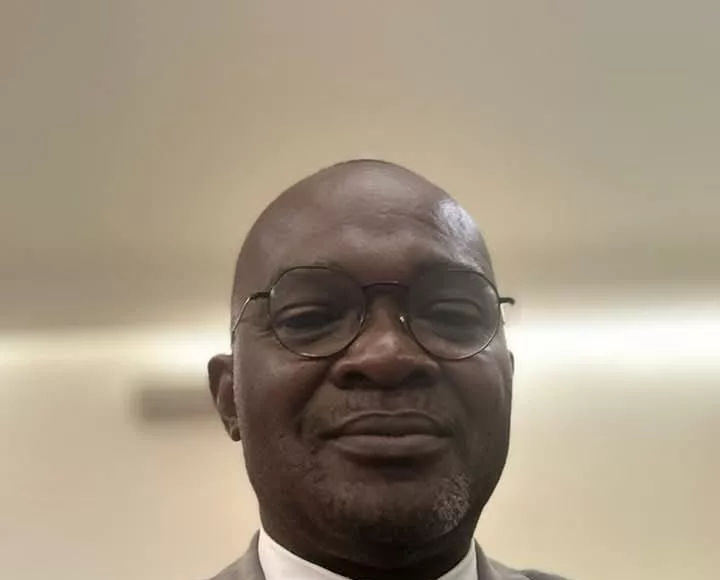 Guy Pierre Biteghe, un journaliste devenu maire, prêt à relever les défis de la gouvernance locale.