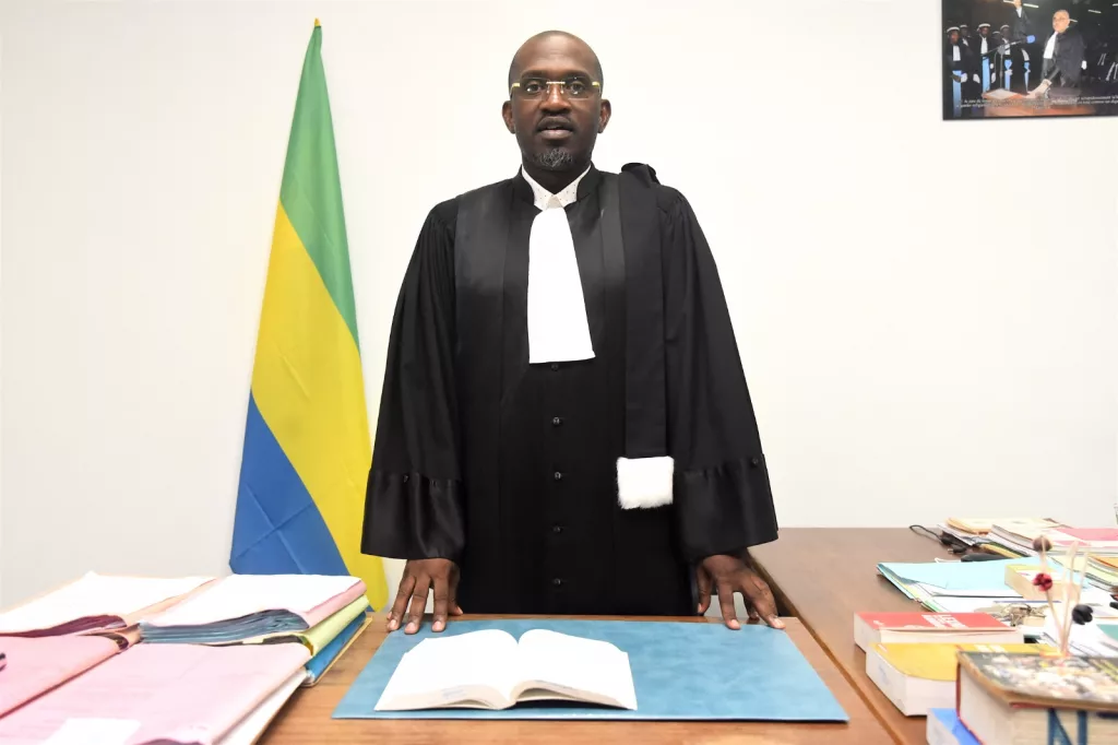 « La justice gabonaise, mal en point, devrait travailler à recouvrer la confiance du peuple au nom duquel elle est rendue » 3 Président du Syndicat national des magistrats du Gabon (Synamag), Landry Abaga Essono