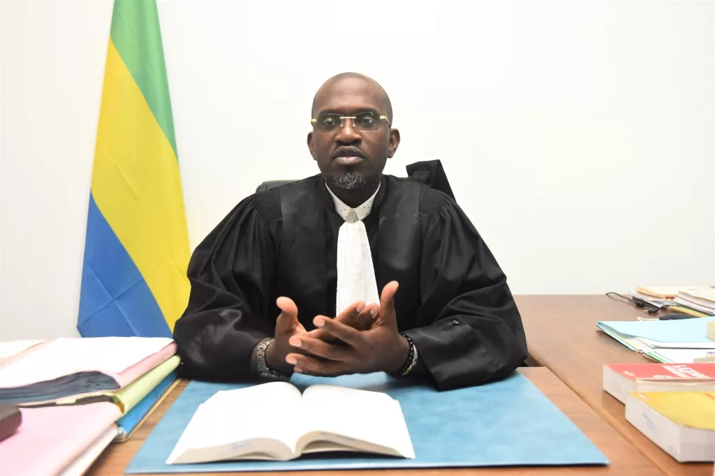 « La justice gabonaise, mal en point, devrait travailler à recouvrer la confiance du peuple au nom duquel elle est rendue » 1 « La justice gabonaise, mal en point, devrait travailler à recouvrer la confiance du peuple au nom duquel elle est rendue »
