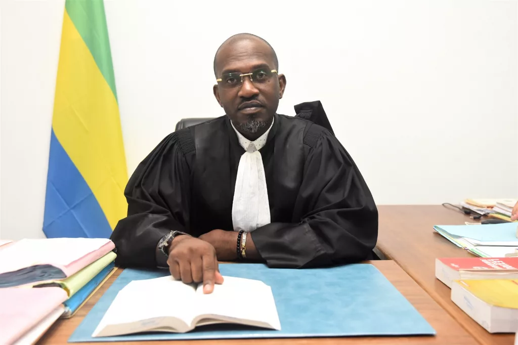 « La justice gabonaise, mal en point, devrait travailler à recouvrer la confiance du peuple au nom duquel elle est rendue » 2 Président du Syndicat national des magistrats du Gabon (Synamag), Landry Abaga Essono