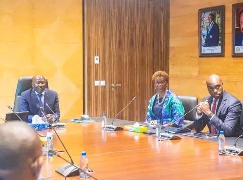 Réunion du comité de pilotage du Sigfip autour du ministre d’État Henri-Claude Oyima, consacrée à l’évaluation de l’avancement du projet et à la préparation du premier module.