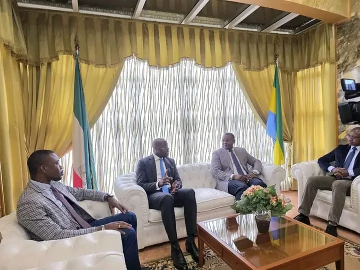 Numérique : le Gabon et la Guinée équatoriale s'unissent pour une interconnexion régionale 1 Les deux ministres en pleine discussion pour un espace numérique régional fluide et sécurisé grâce à la coopération transfrontalière.