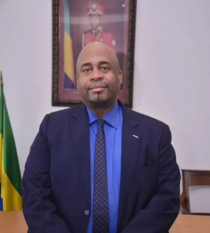 Pascal Houangni Ambouroue, nouvellement élu maire de Port-Gentil à l'unanimité des conseillers municipaux. Il s'engage à bâtir l'avenir de la capitale économique gabonaise