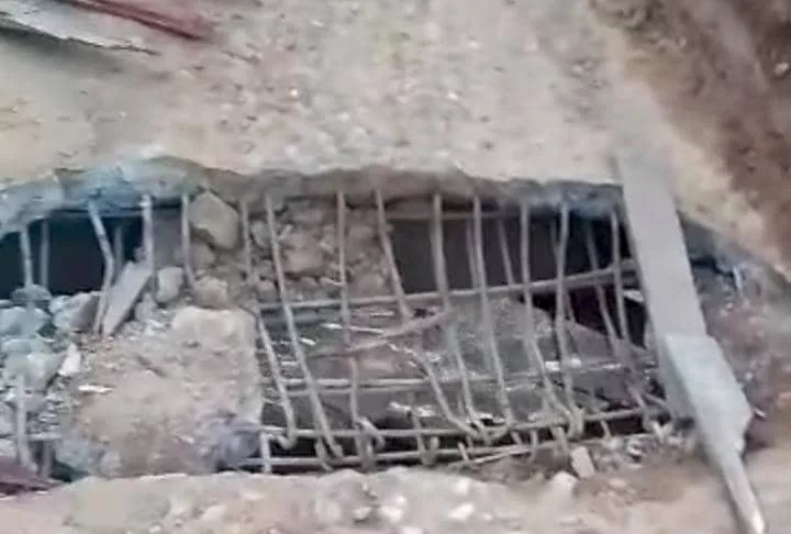 WhatsApp Image 2025-11-11 at 13.08.35 Très fragilisé, le pont d’Alembé menace désormais de céder.