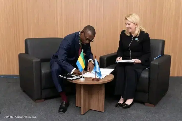 COP30 : le Gabon s’engage pour une gouvernance climatique inclusive et équitable 1 Le ministre Mays Mouissi et la directrice générale de l’UNICEF, Catherine Russell, lors de la signature de la Déclaration sur les enfants, les jeunes et l’action climatique à Belém.