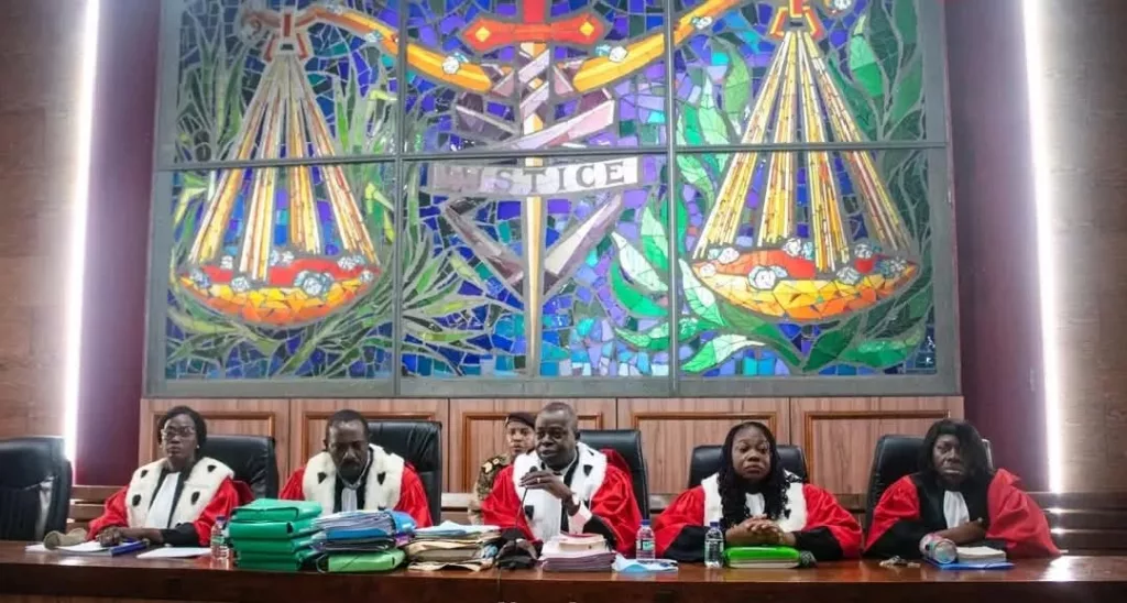 Procès famille Bongo Valentin : peines records, confiscations massives et mandats d’arrêt à la clé 2 La cour criminelle a condamné les accusés à 20 ans de prison et décerné des mandats d'arrêt à leur encontre