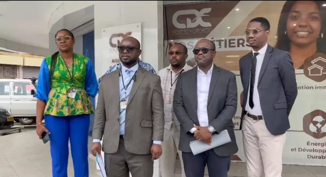 Les membres du bureau du SYLTRA-CDC après la lecture de leur déclaration accablante, devant le siège de l'institution à Rénovation, à Libreville.