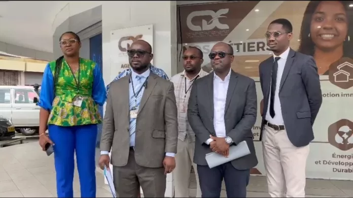 Les membres du bureau du SYLTRA-CDC après la lecture de leur déclaration accablante, devant le siège de l'institution à Rénovation, à Libreville.