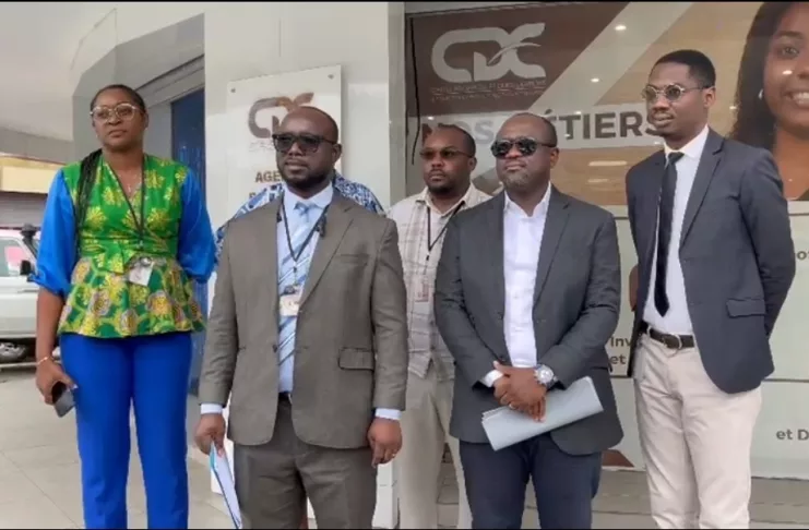 Les membres du bureau du SYLTRA-CDC après la lecture de leur déclaration accablante, devant le siège de l'institution à Rénovation, à Libreville.