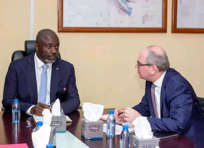 Le ministre des Mines, Gilles Nembé, en échange avec le directeur général d’Eramet, Paulo Castellari, autour de l’objectif national d’atteindre 2 millions de tonnes d’alliages de manganèse d’ici 2029.