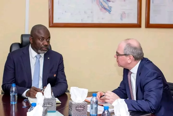 WhatsApp Image 2025-11-18 at 10.49.44 Le ministre des Mines, Gilles Nembé, en échange avec le directeur général d’Eramet, Paulo Castellari, autour de l’objectif national d’atteindre 2 millions de tonnes d’alliages de manganèse d’ici 2029.