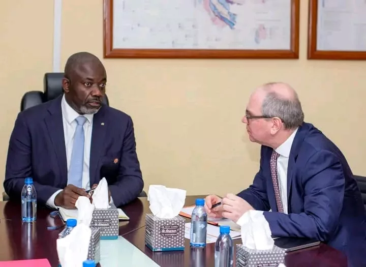 Le ministre des Mines, Gilles Nembé, en échange avec le directeur général d’Eramet, Paulo Castellari, autour de l’objectif national d’atteindre 2 millions de tonnes d’alliages de manganèse d’ici 2029.