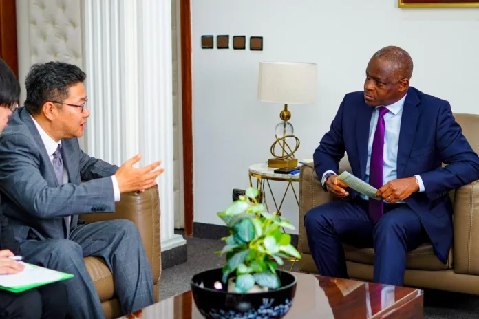 Hermann IMMONGAULT a renouvelé à ZHOU Ping les remerciements du ministère de l’Intérieur pour le soutien de l'ambassade au récent processus électoral et pour le soutien de la Chine au Gabon au Conseil de sécurité des Nations Unies.
