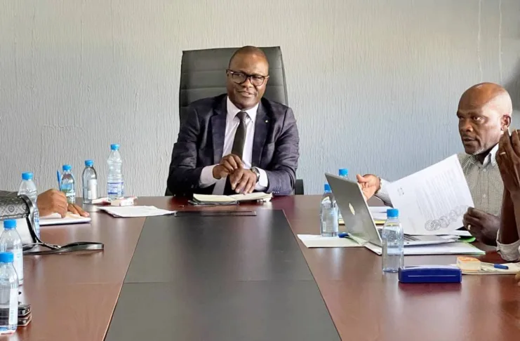 Le Dr Simplice Désiré MAMBOULA lors de réunion de travail avec les syndicats du secteur , à l'Agence Nationale de la Formation et de l'Enseignement Professionnels.