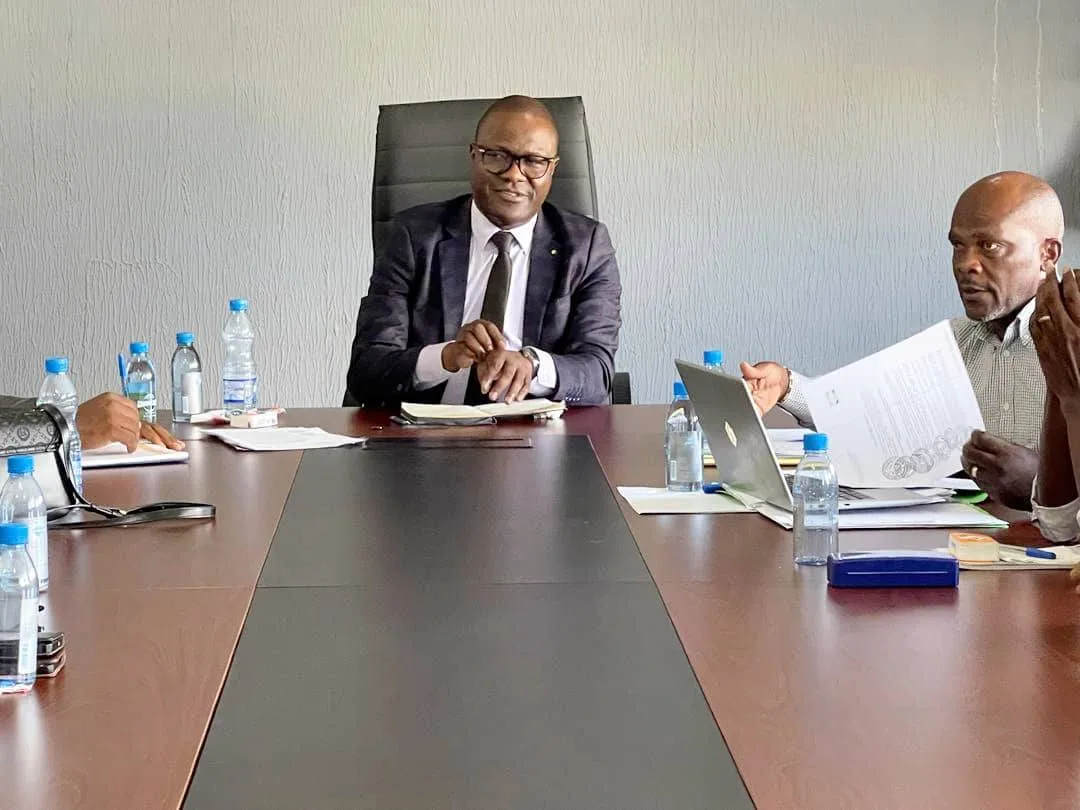 Le Dr Simplice Désiré MAMBOULA lors de réunion de travail avec les syndicats du secteur , à l'Agence Nationale de la Formation et de l'Enseignement Professionnels.