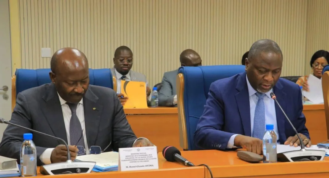 Devant la Commission des finances, le ministre d’État Henri-Claude Oyima (gauche) a défendu la réforme de la TFH comme un levier pour une fiscalité plus juste et pour l'amélioration des recettes budgétaires de l'État