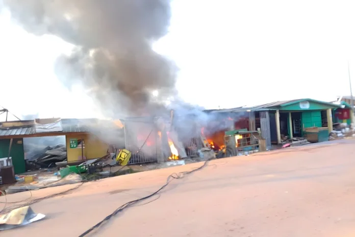 Un incendie survenu vendredi dernier dans le quartier Adzougou, à Oyem, a détruit deux commerces, un magasin et une quincaillerie.