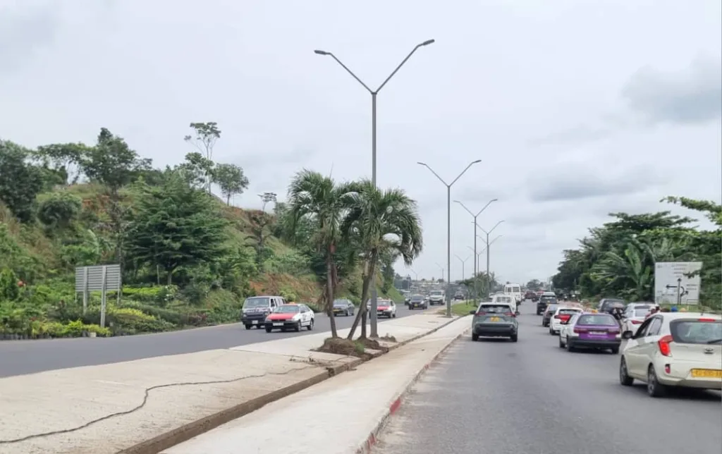 Signalisation en lambeaux sur la Voie-Express rénovée 2 Signalisation en lambeaux sur la Voie-Express rénovée