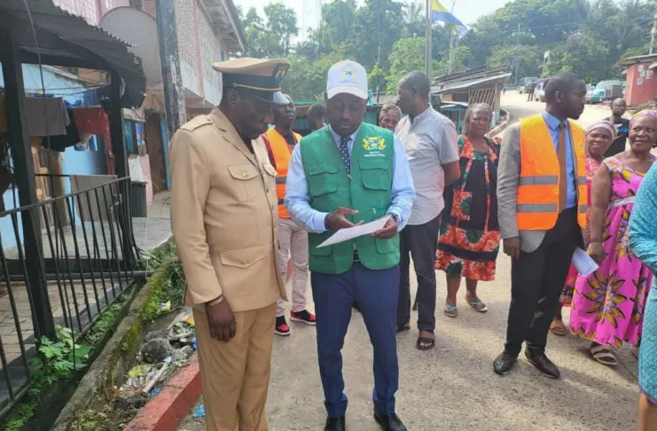 WhatsApp Image 2025-12-12 at 21.00.30 En parcourant les ruelles de SOCIGA, le Maire du 2ᵉ arrondissement appelle les habitants à reprendre possession de leur cadre de vie.