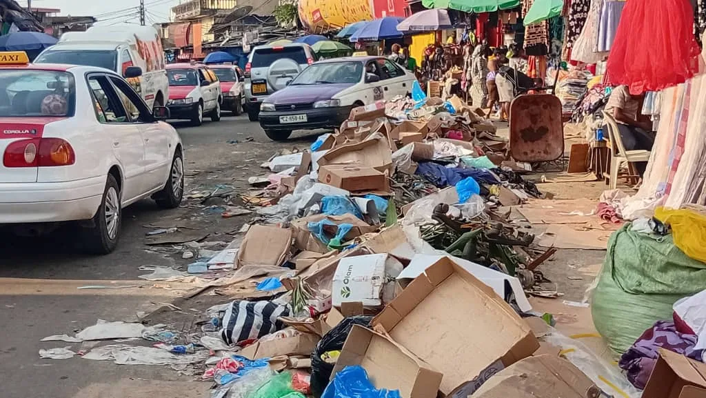 Libreville : La mairie du 2ᵉ mise sur la pédagogie avant la répression de l’incivisme 1 Une poubelle à ciel ouvert au cœur du marché de Nkembo.