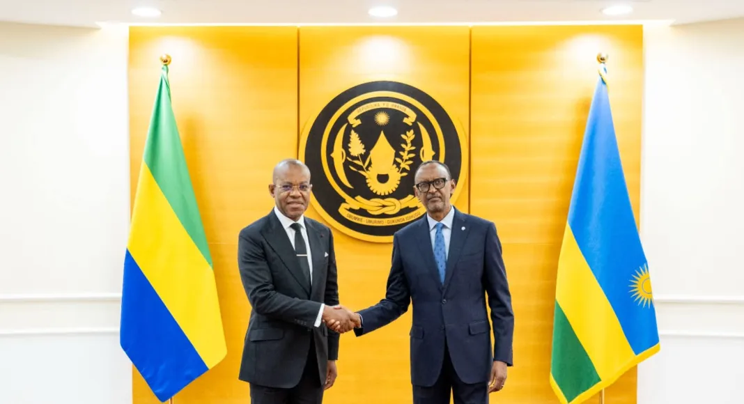 L'Ambassadeur Dr Sylver Aboubakar Minko Mi Nseme (gauche)présentant ses Lettres de créance au Président rwandais Paul Kagame, à Kigali, le 21 mai 2025.