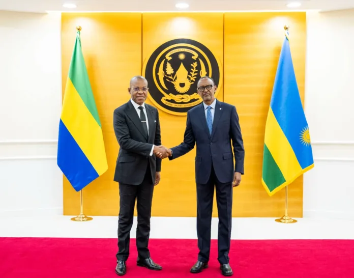 L'Ambassadeur Dr Sylver Aboubakar Minko Mi Nseme (gauche)présentant ses Lettres de créance au Président rwandais Paul Kagame, à Kigali, le 21 mai 2025.