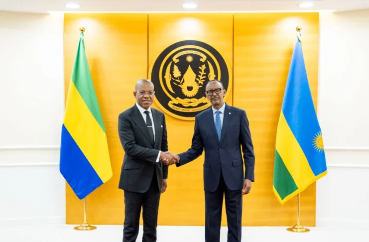 WhatsApp Image 2025-12-13 at 17.40.26 L'Ambassadeur Dr Sylver Aboubakar Minko Mi Nseme (gauche)présentant ses Lettres de créance au Président rwandais Paul Kagame, à Kigali, le 21 mai 2025.