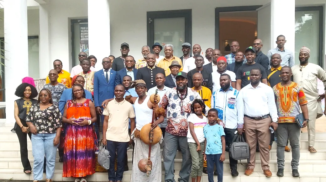 Photo de famille des participants à la première partie de la convention KAMITE 6262, réunissant kamites et traditionalistes gabonais autour de la mémoire et de l’héritage africain.
