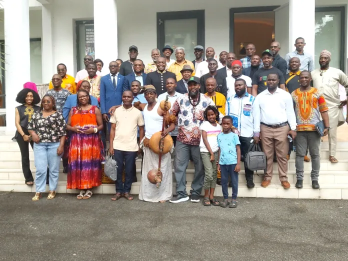 Photo de famille des participants à la première partie de la convention KAMITE 6262, réunissant kamites et traditionalistes gabonais autour de la mémoire et de l’héritage africain.