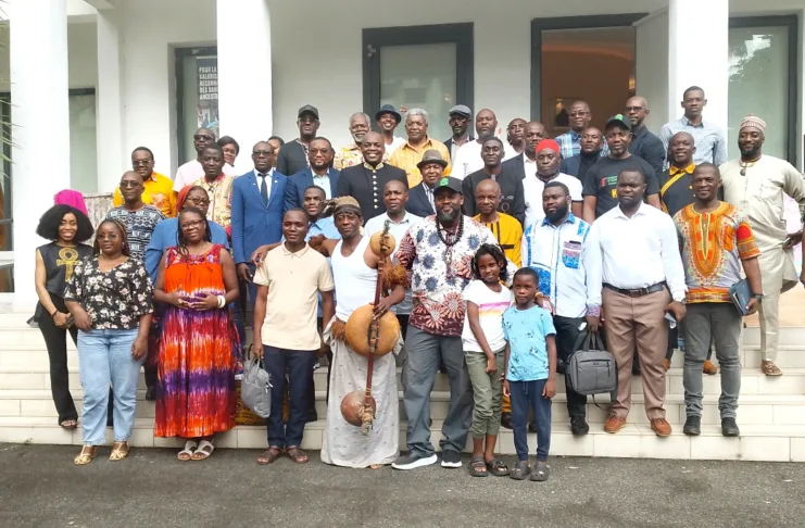 Photo de famille des participants à la première partie de la convention KAMITE 6262, réunissant kamites et traditionalistes gabonais autour de la mémoire et de l’héritage africain.