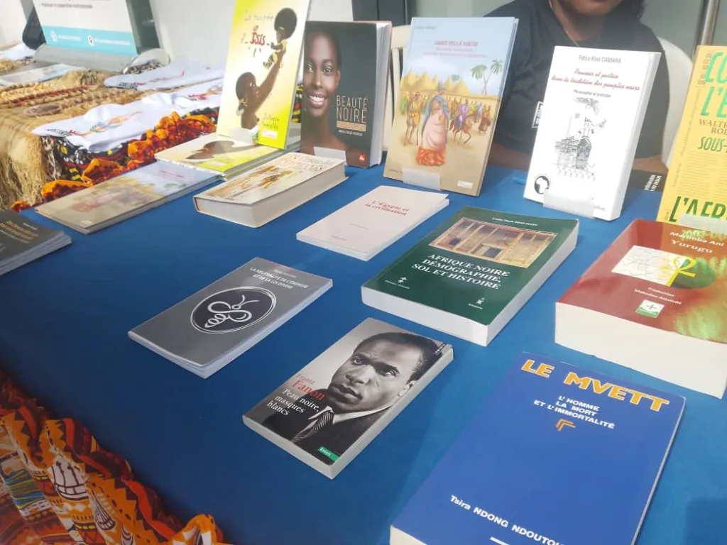 Une sélection d’œuvres illustrant l’héritage artistique et spirituel de lAfrique.