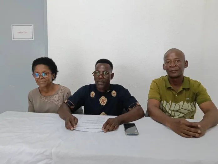 CESE : un processus de désignation salué, Geoffroy Foumboula plébiscité par la Société civile La Coalition des organisations de la société civile pour le renouvellement du Conseil économique, social, environnemental et culturel (CESEC) a rendu publique, ce samedi 13 décembre à Libreville, une déclaration dans laquelle elle salue le bon déroulement du processus de désignation des conseillers membres. Lancé le 22 novembre dernier à l’ABC Mall des Charbonnages, ce processus se déroule dans un climat jugé satisfaisant par les acteurs impliqués. Selon la coalition, les échanges menés avec le comité chargé des élections des conseillers membres ainsi qu’avec le directeur de cabinet du ministre en charge de la Réforme des institutions ont permis une collaboration franche et constructive. Cette dynamique a abouti à l’enregistrement de 58 candidatures en vue des élections du 16 décembre 2025, dont 51 candidats issus des associations et ONG, deux représentants du patronat et cinq candidats pour les syndicats. La coalition a tenu à féliciter le travail accompli par l’ensemble des organisations membres ainsi que par le comité scientifique et technique. La mise en place de ce comité a permis d’examiner et d’accompagner efficacement les différents dossiers de candidature, garantissant ainsi un processus plus rigoureux et inclusif. Un CESEC plus technique et un leader consensuel Réaffirmant sa vision, la société civile souhaite un CESEC plus scientifique, plus technique et davantage proche des populations. Détentrice du plus grand nombre de sièges au sein de l’institution, elle entend jouer pleinement son rôle de corps social dans le fonctionnement du CESEC de la Cinquième République. La coalition a également réitéré son souhait de voir un leader issu de ses rangs à la tête du bureau du CESEC. Elle rappelle qu’à l’issue de la grande plénière du 2 décembre 2025, les 237 organisations membres ont plébiscité Geoffroy Foumboula Libeka Makosso comme leader consensuel pour la présidence du CESEC, conformément aux dispositions de l’article 154 de la Constitution. Par ailleurs, la coalition indique avoir formulé des propositions concernant les autres membres du bureau ainsi que les nominations des six conseillers membres dans les domaines économique, social, environnemental et culturel. Ces propositions s’inscrivent dans le respect de l’article 153 de la Constitution et de l’arrêté 813/MRRI du 17 novembre 2025 fixant les modalités de désignation des conseillers membres par décret du Président de la République. Appel à la mobilisation Alors que la visite des sièges vient de s’achever avec succès, la coalition se félicite de l’engouement suscité par ce processus, qualifié d'inédit. Elle remercie l’ensemble des acteurs impliqués et appelle les candidats à participer massivement aux élections du 16 décembre 2025 pour élire les représentants de la société civile gabonaise au sein du CESEC. Convaincue de l’importance de cette étape, la coalition estime que les conseillers élus sauront représenter les intérêts de la société civile gabonaise et contribueront à la promotion du développement économique, social, environnemental et culturel du pays.