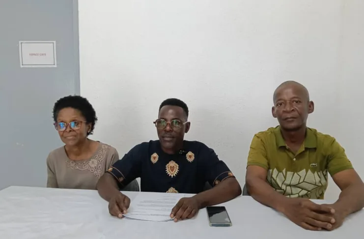 CESE : un processus de désignation salué, Geoffroy Foumboula plébiscité par la Société civile La Coalition des organisations de la société civile pour le renouvellement du Conseil économique, social, environnemental et culturel (CESEC) a rendu publique, ce samedi 13 décembre à Libreville, une déclaration dans laquelle elle salue le bon déroulement du processus de désignation des conseillers membres. Lancé le 22 novembre dernier à l’ABC Mall des Charbonnages, ce processus se déroule dans un climat jugé satisfaisant par les acteurs impliqués. Selon la coalition, les échanges menés avec le comité chargé des élections des conseillers membres ainsi qu’avec le directeur de cabinet du ministre en charge de la Réforme des institutions ont permis une collaboration franche et constructive. Cette dynamique a abouti à l’enregistrement de 58 candidatures en vue des élections du 16 décembre 2025, dont 51 candidats issus des associations et ONG, deux représentants du patronat et cinq candidats pour les syndicats. La coalition a tenu à féliciter le travail accompli par l’ensemble des organisations membres ainsi que par le comité scientifique et technique. La mise en place de ce comité a permis d’examiner et d’accompagner efficacement les différents dossiers de candidature, garantissant ainsi un processus plus rigoureux et inclusif. Un CESEC plus technique et un leader consensuel Réaffirmant sa vision, la société civile souhaite un CESEC plus scientifique, plus technique et davantage proche des populations. Détentrice du plus grand nombre de sièges au sein de l’institution, elle entend jouer pleinement son rôle de corps social dans le fonctionnement du CESEC de la Cinquième République. La coalition a également réitéré son souhait de voir un leader issu de ses rangs à la tête du bureau du CESEC. Elle rappelle qu’à l’issue de la grande plénière du 2 décembre 2025, les 237 organisations membres ont plébiscité Geoffroy Foumboula Libeka Makosso comme leader consensuel pour la présidence du CESEC, conformément aux dispositions de l’article 154 de la Constitution. Par ailleurs, la coalition indique avoir formulé des propositions concernant les autres membres du bureau ainsi que les nominations des six conseillers membres dans les domaines économique, social, environnemental et culturel. Ces propositions s’inscrivent dans le respect de l’article 153 de la Constitution et de l’arrêté 813/MRRI du 17 novembre 2025 fixant les modalités de désignation des conseillers membres par décret du Président de la République. Appel à la mobilisation Alors que la visite des sièges vient de s’achever avec succès, la coalition se félicite de l’engouement suscité par ce processus, qualifié d'inédit. Elle remercie l’ensemble des acteurs impliqués et appelle les candidats à participer massivement aux élections du 16 décembre 2025 pour élire les représentants de la société civile gabonaise au sein du CESEC. Convaincue de l’importance de cette étape, la coalition estime que les conseillers élus sauront représenter les intérêts de la société civile gabonaise et contribueront à la promotion du développement économique, social, environnemental et culturel du pays.