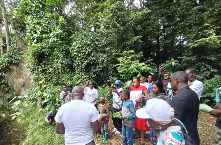 WhatsApp Image 2025-12-13 at 23.32.07 Les participants attentifs aux explications du guide.