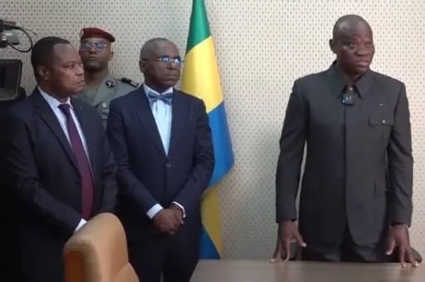 Le chef de l'État a interpellé les cadres de la Fonction publique lors de sa visite inopinée ce lundi, menaçant de licenciement les absentéistes